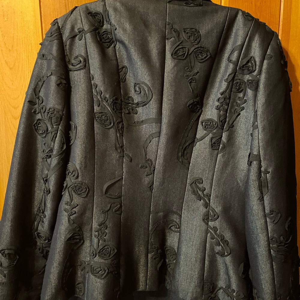 Suit - Picture 5 of 8